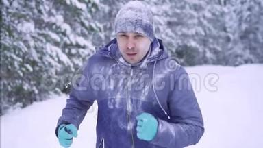 冻僵的男运动员穿过雪林，冬季活动